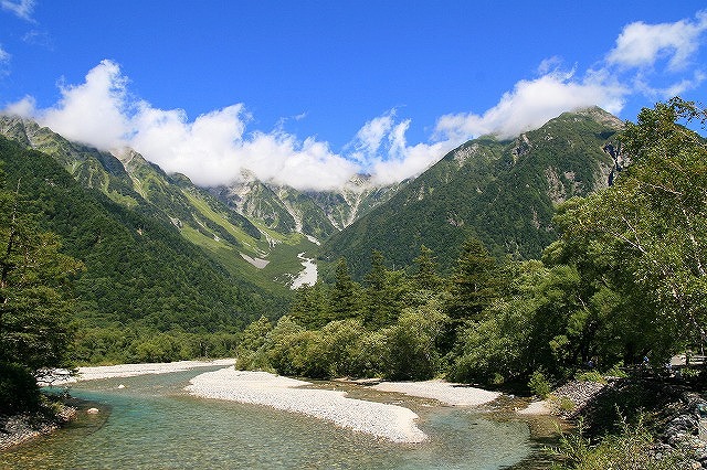 壮大な自然の広がる上高地
