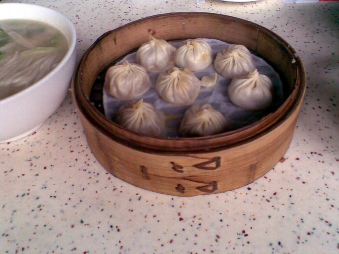 1024px-DinTaiFung_XiaoLongBao_CrabOil