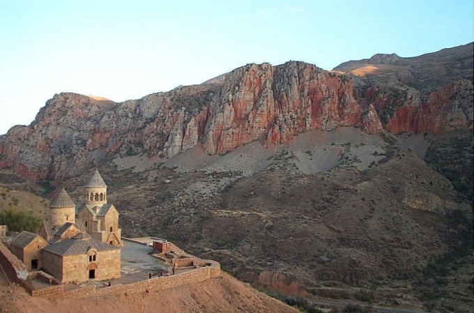Noravank_with_cliffs-DCP_0186