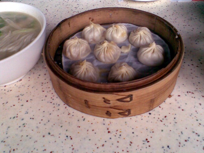 1024px-DinTaiFung＿XiaoLongBao_CrabOil