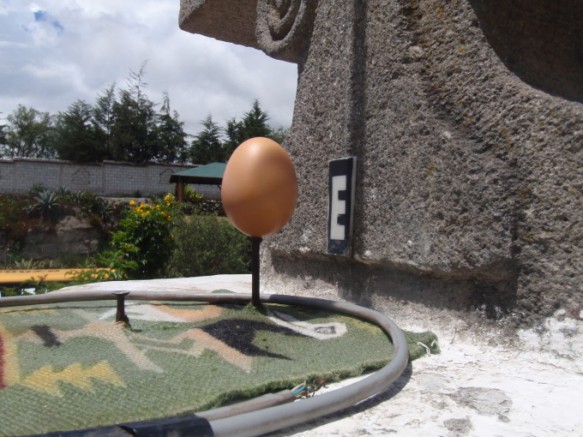 何コレすごい 赤道直下の街 エクアドルのキトでは 釘の上に生卵が立つ 他 Tabippo Net