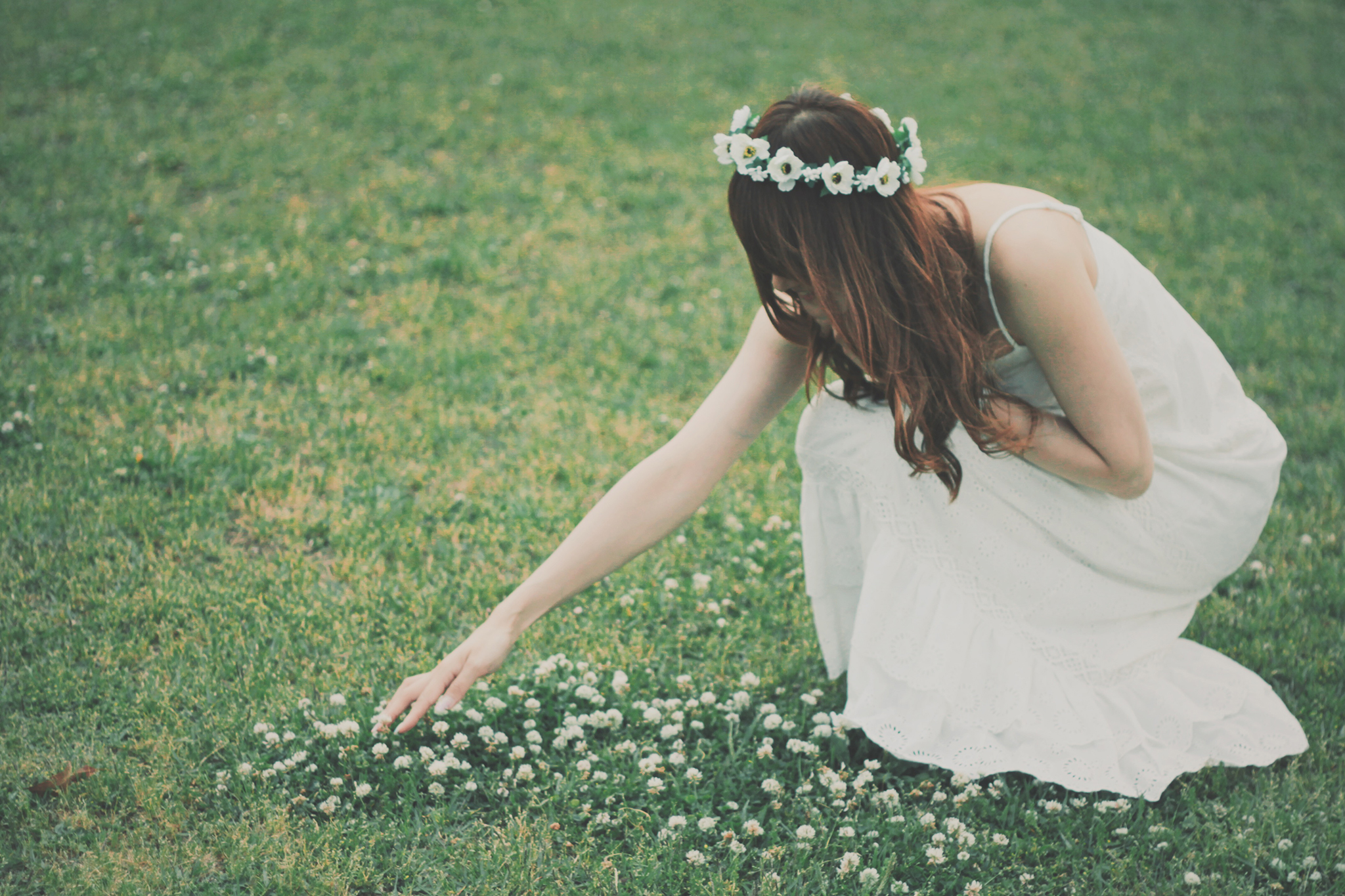Are you picking flowers at the moment. Женщина в траве. Платье из растений. Платье из трав, цветов белое. Лягушачья дама в белом платье.