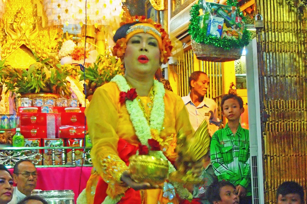ミャンマー　タウンビョン精霊祭　ナッカドー