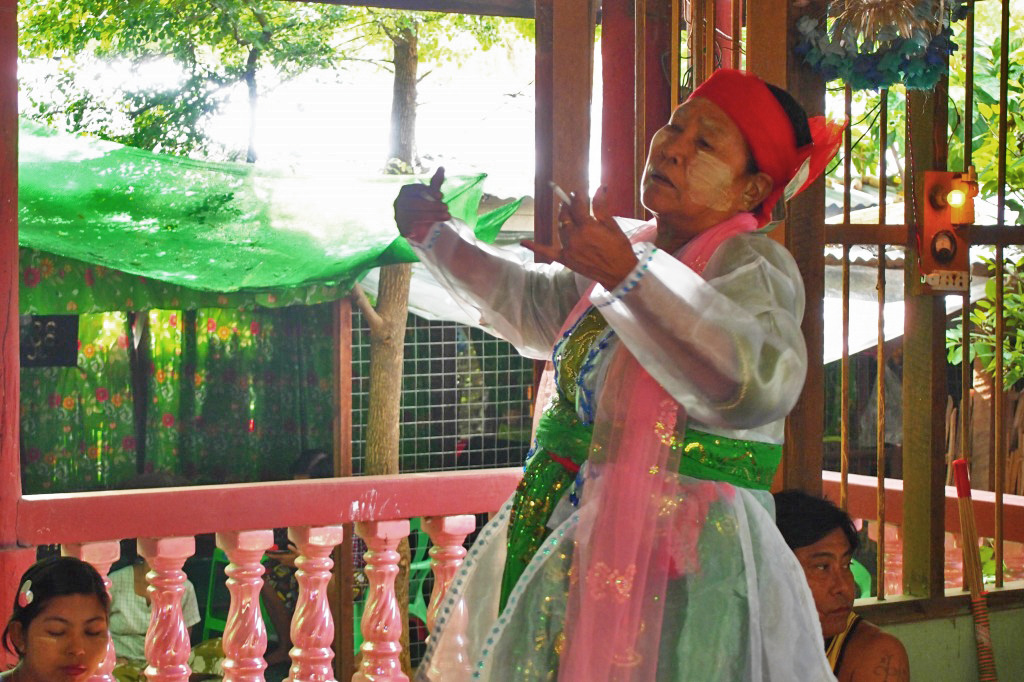 ミャンマー　タウンビョン精霊祭　ナッカドー