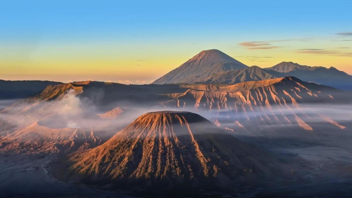 言葉が出なくなるほどの超絶景。インドネシアの火山「ブロモ・イジェン