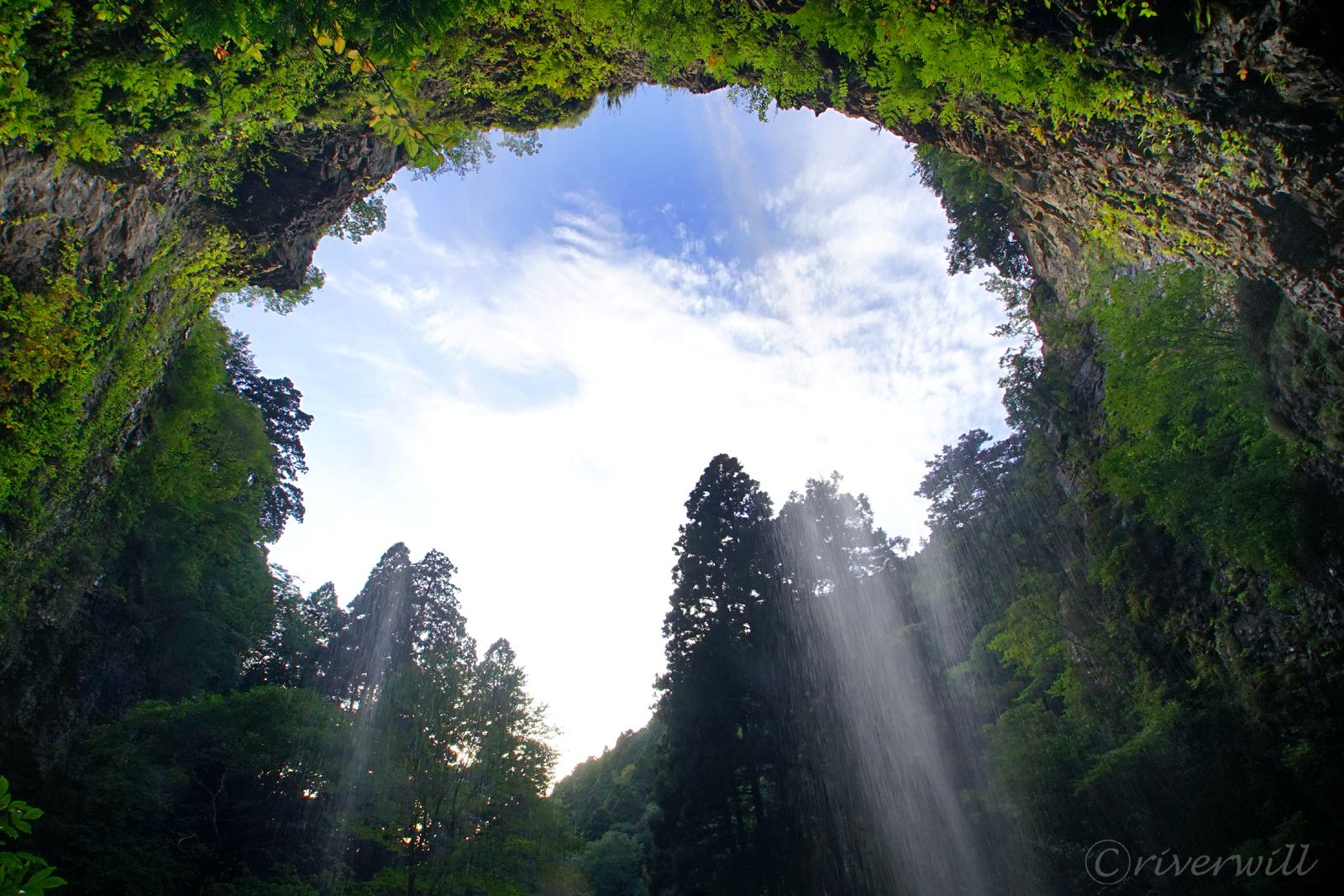 隠岐の水のパワースポット「壇鏡の滝」