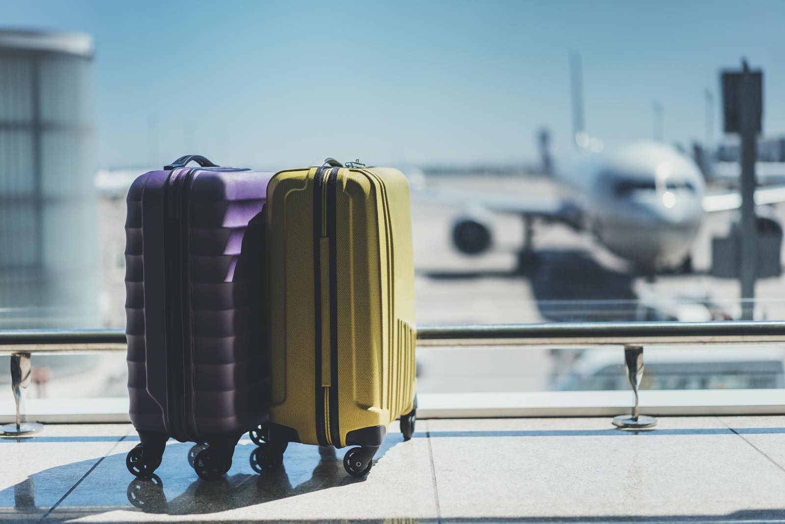 飛行機とスーツケース