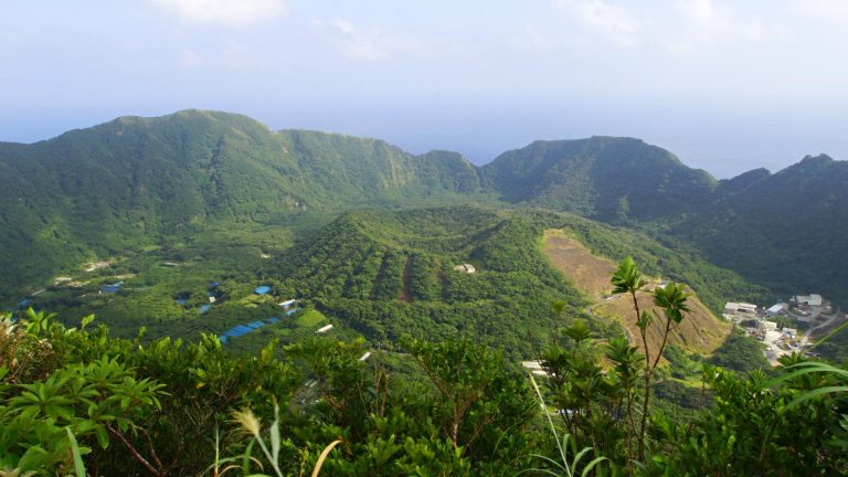二重カルデラの青ヶ島