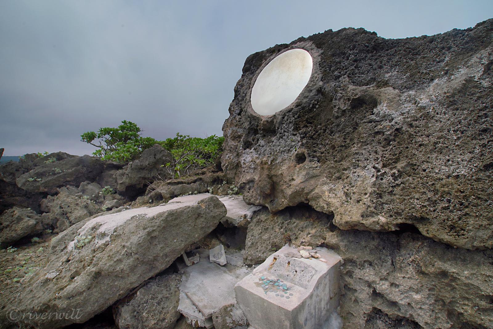 セーナナー御嶽の鏡（伊計島）