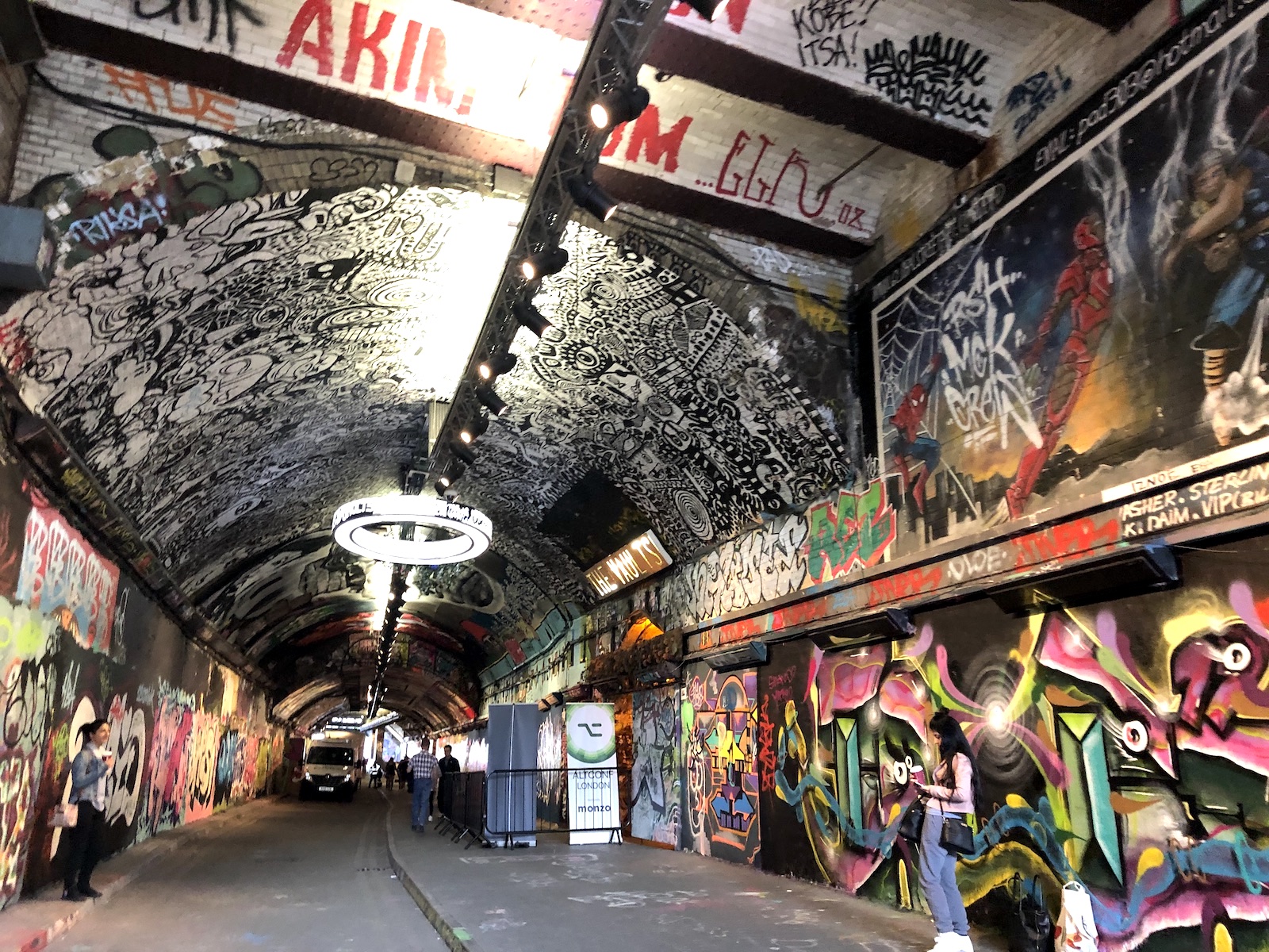 サウスロンドン　グラフィティ トンネル