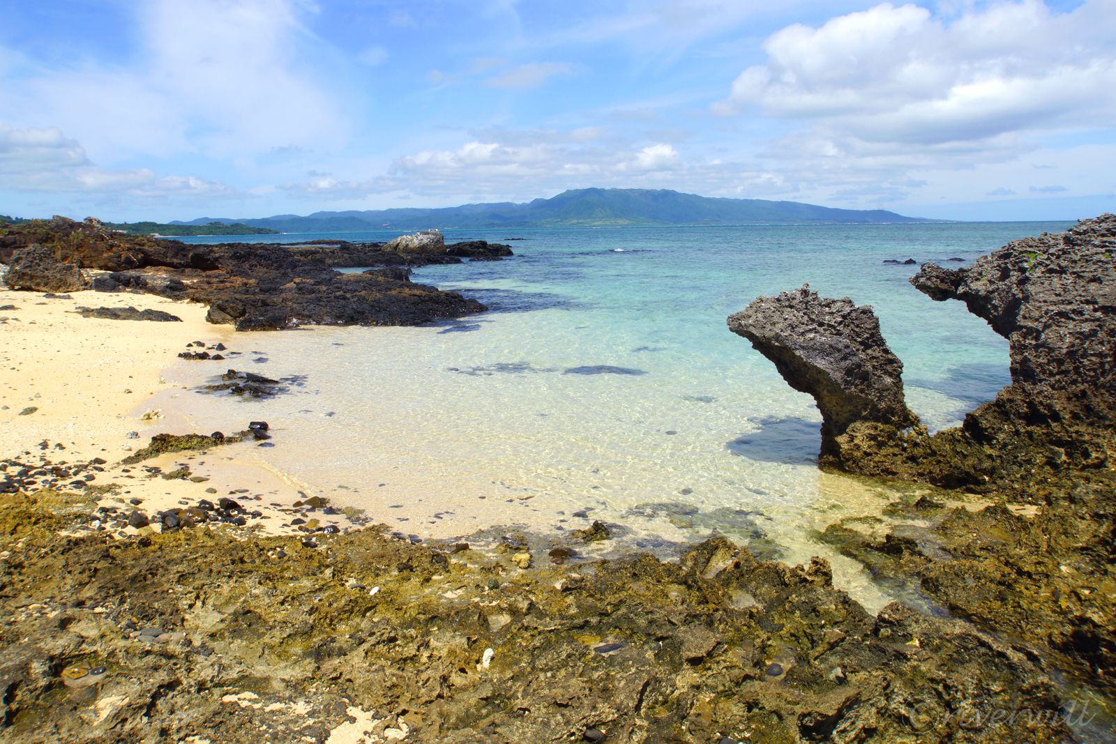 八重山諸島の無人島カヤマ島：奇岩ビーチ