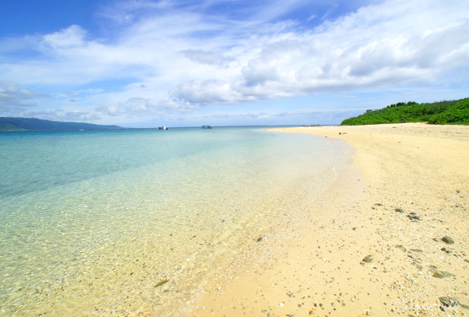 八重山諸島の無人島カヤマ島：白砂のビーチ