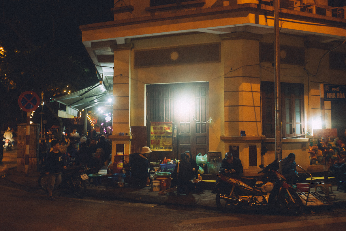 ベトナムの首都ハノイの夜の街並み