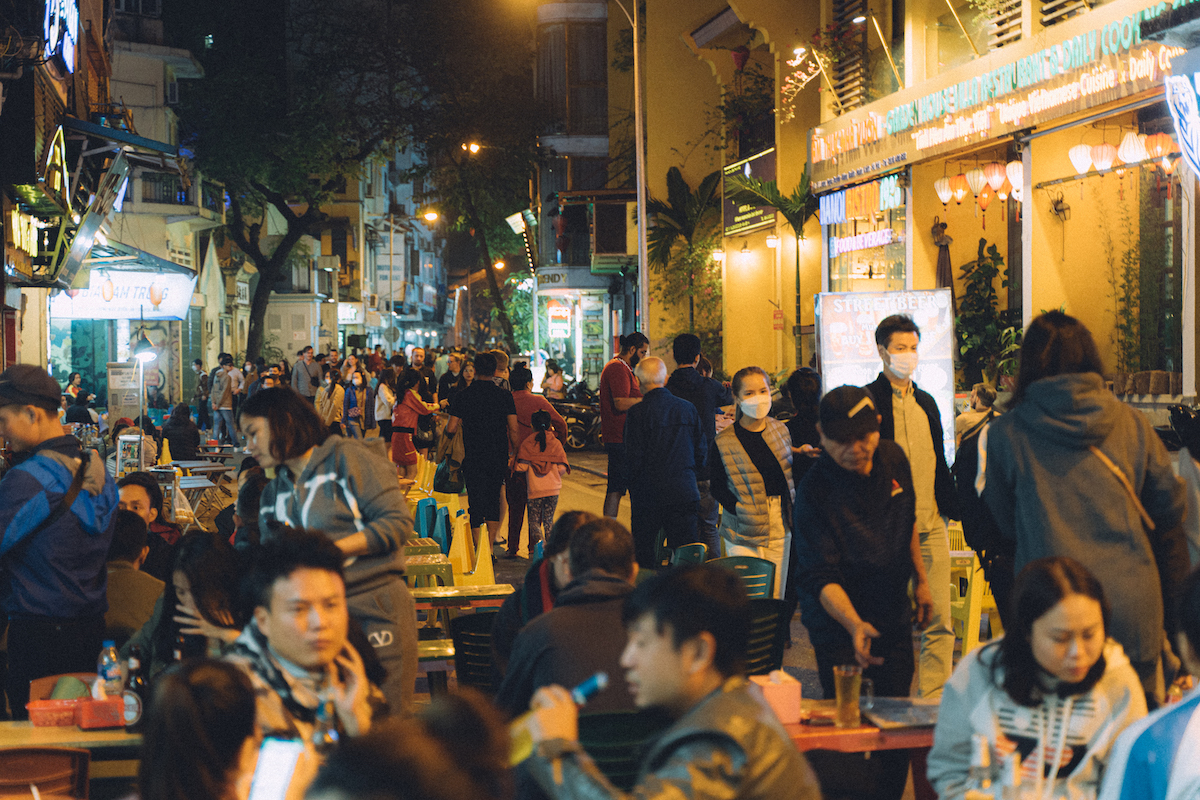 ベトナムの首都ハノイの夜の街並み