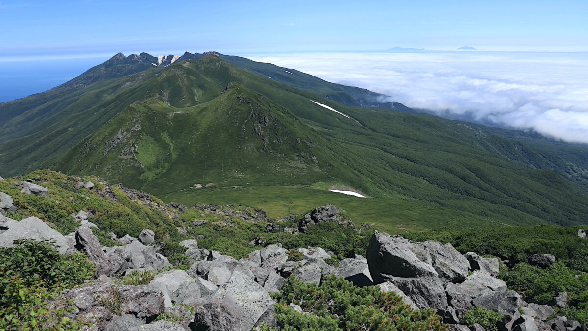 世界自然遺産・知床の最高峰「羅臼岳」 登山。海から山まで、ひと続きの大自然を楽しむ大冒険 | TABIPPO.NET