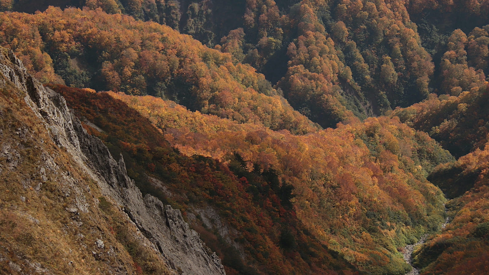 紅葉が魅せる一期一会の風景。女神様が待つ「雨飾山」登山レポート