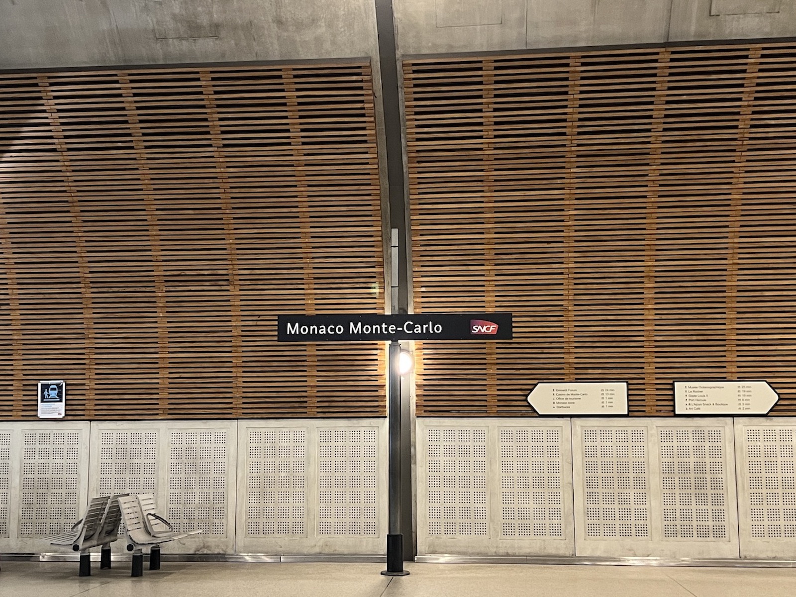 モナコ　駅