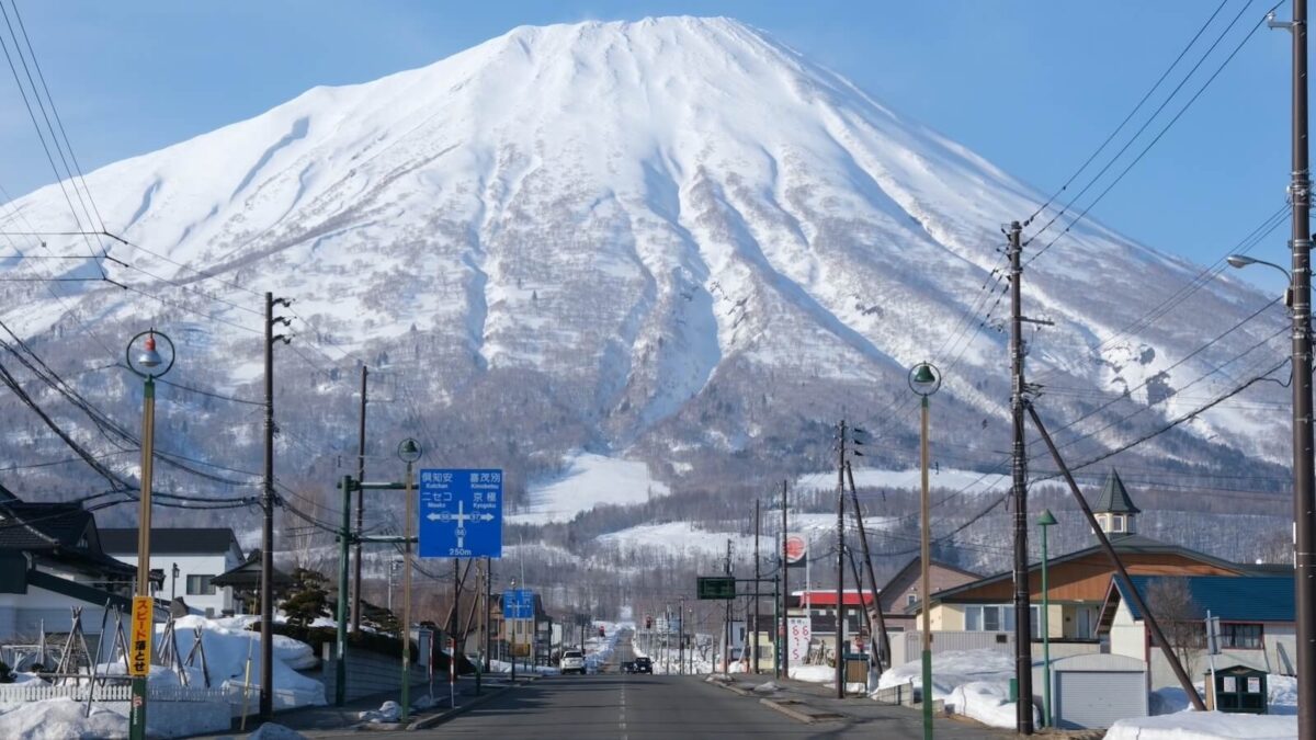 青と白の絶景と、野趣あふれる秘湯。冬こそ道央地方で非日常を味わいに
