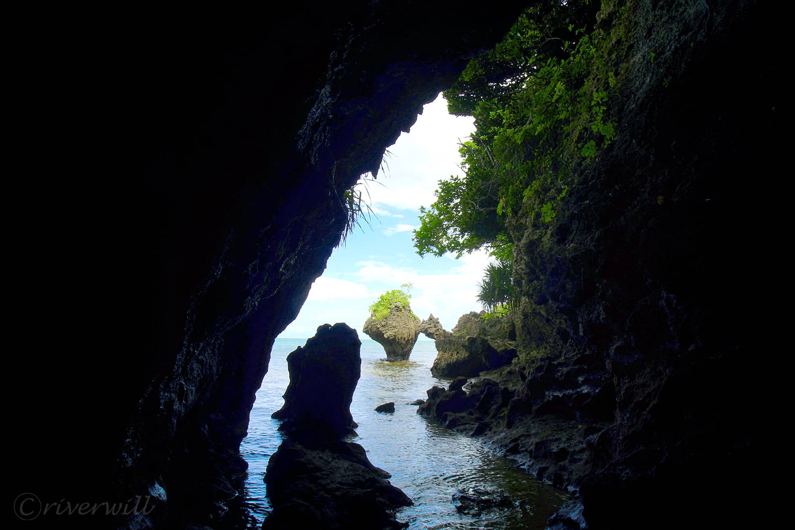 伊原間のサビチ洞の右側（石垣島）