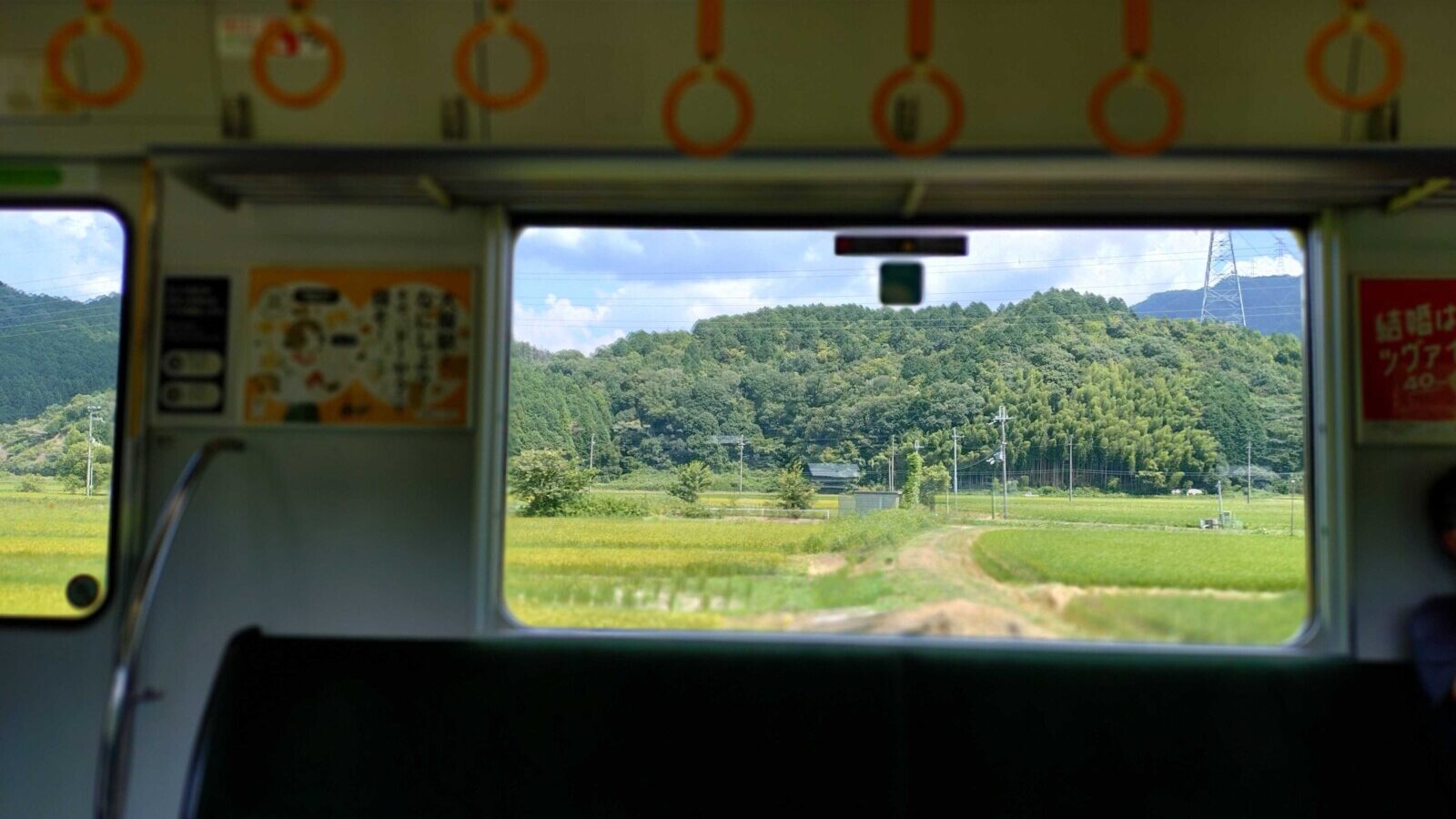 田園風景を走る通勤電車