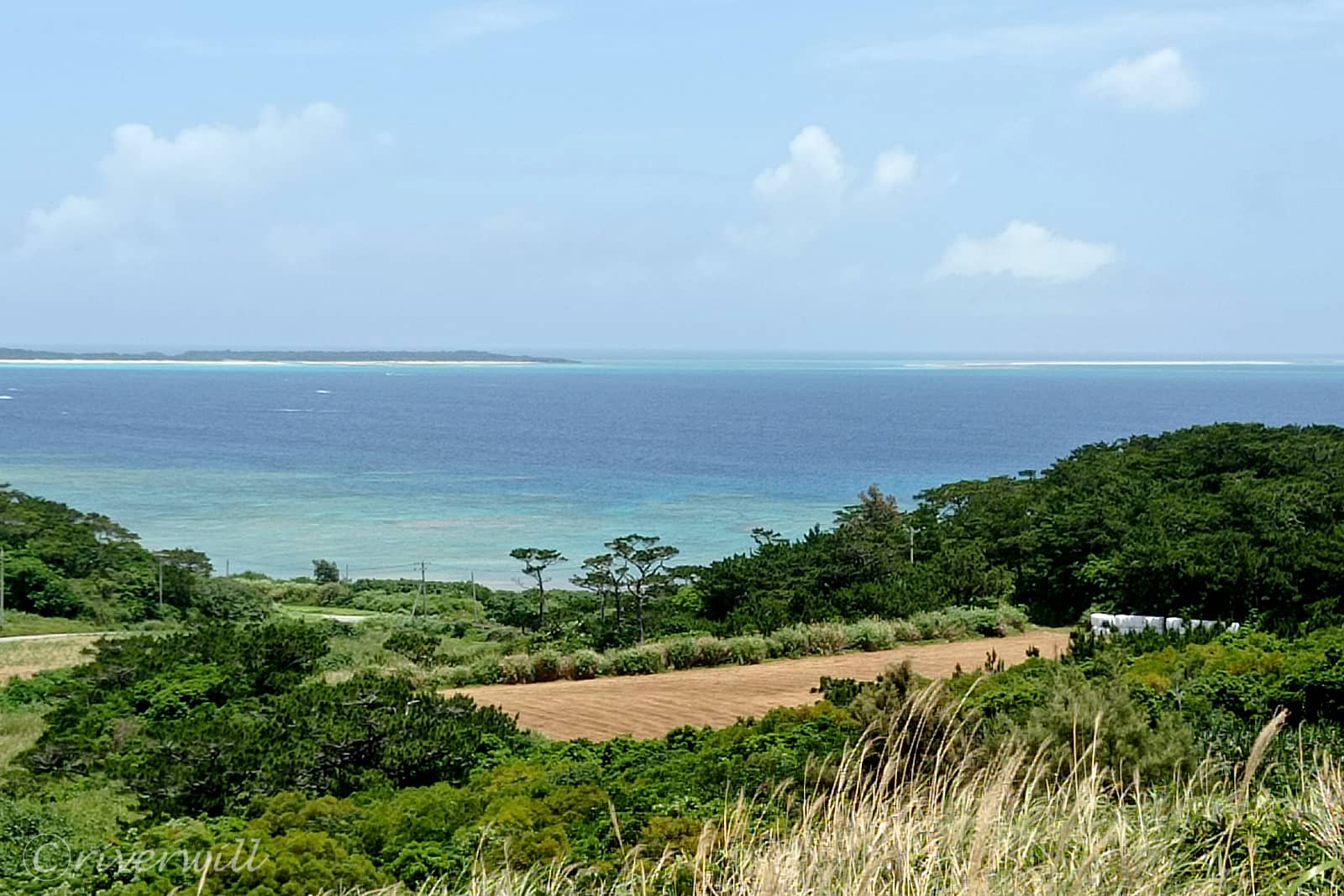 鳥の口から見たハテの浜（沖縄・久米島）