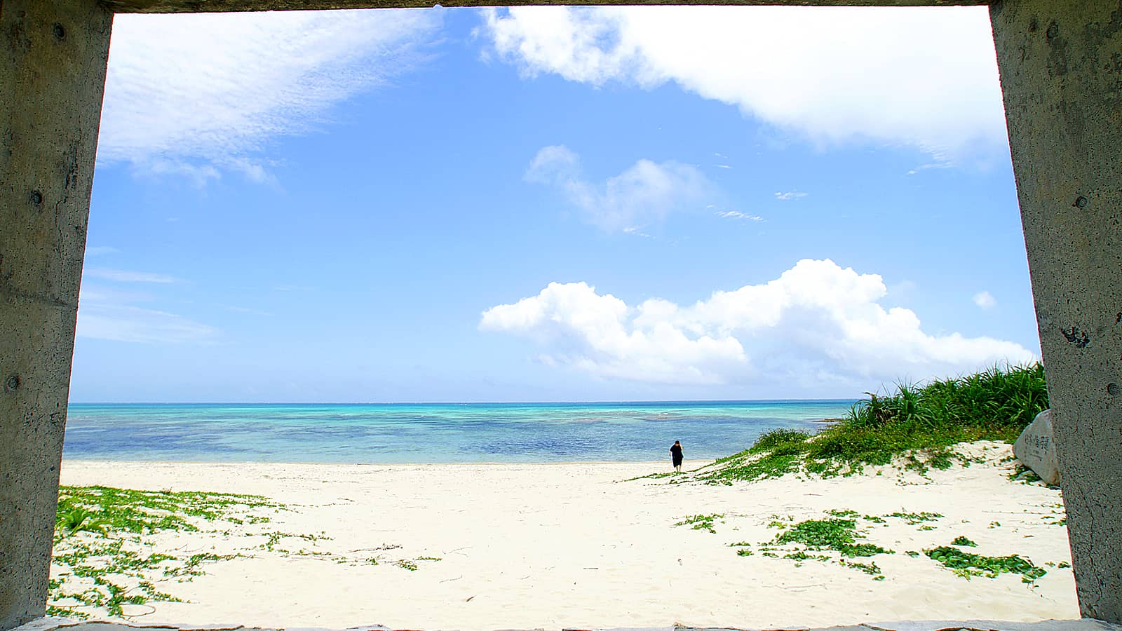 額縁のようなイーフビーチ（沖縄・久米島）