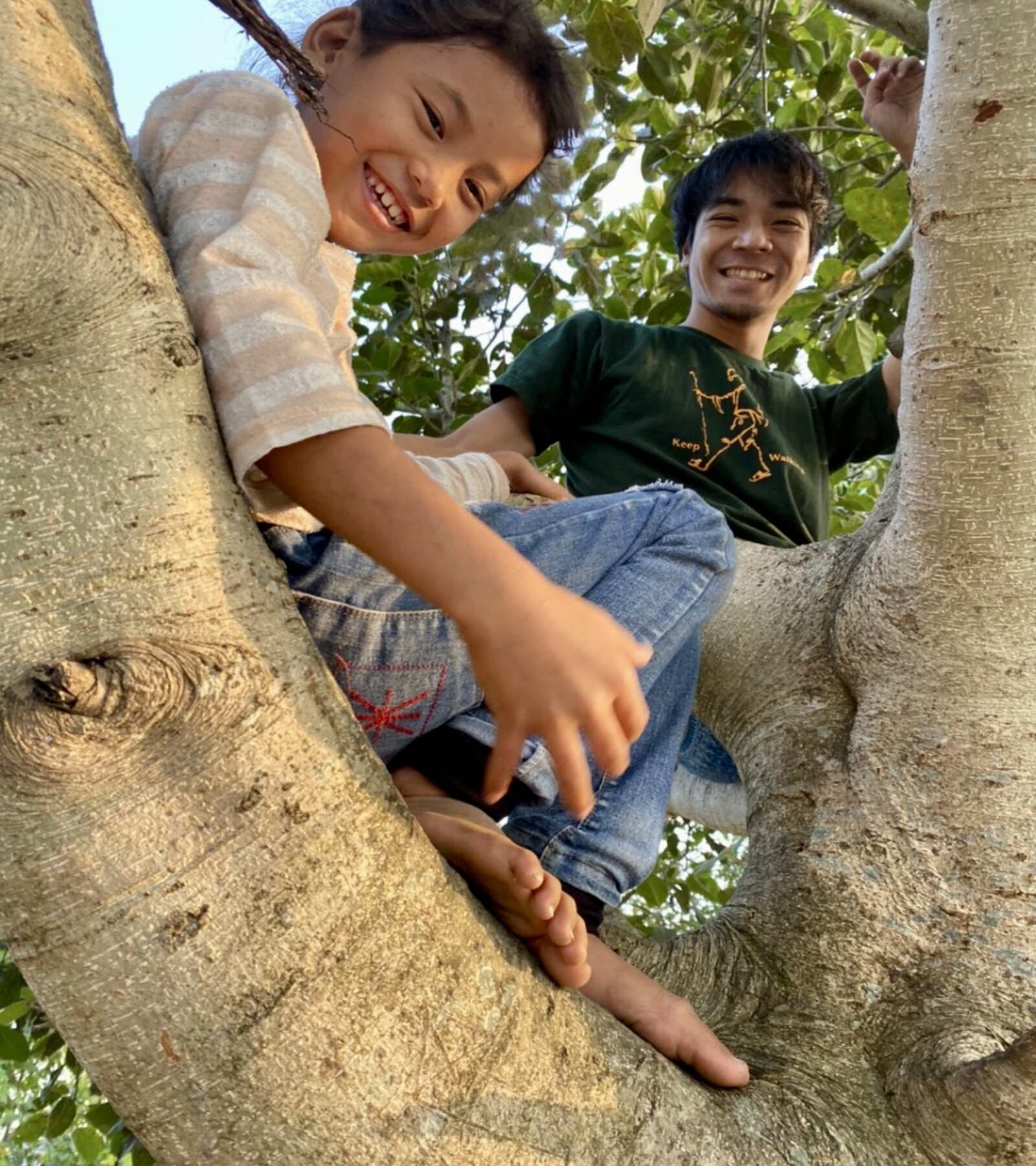 ポカラ　子ども　木登り