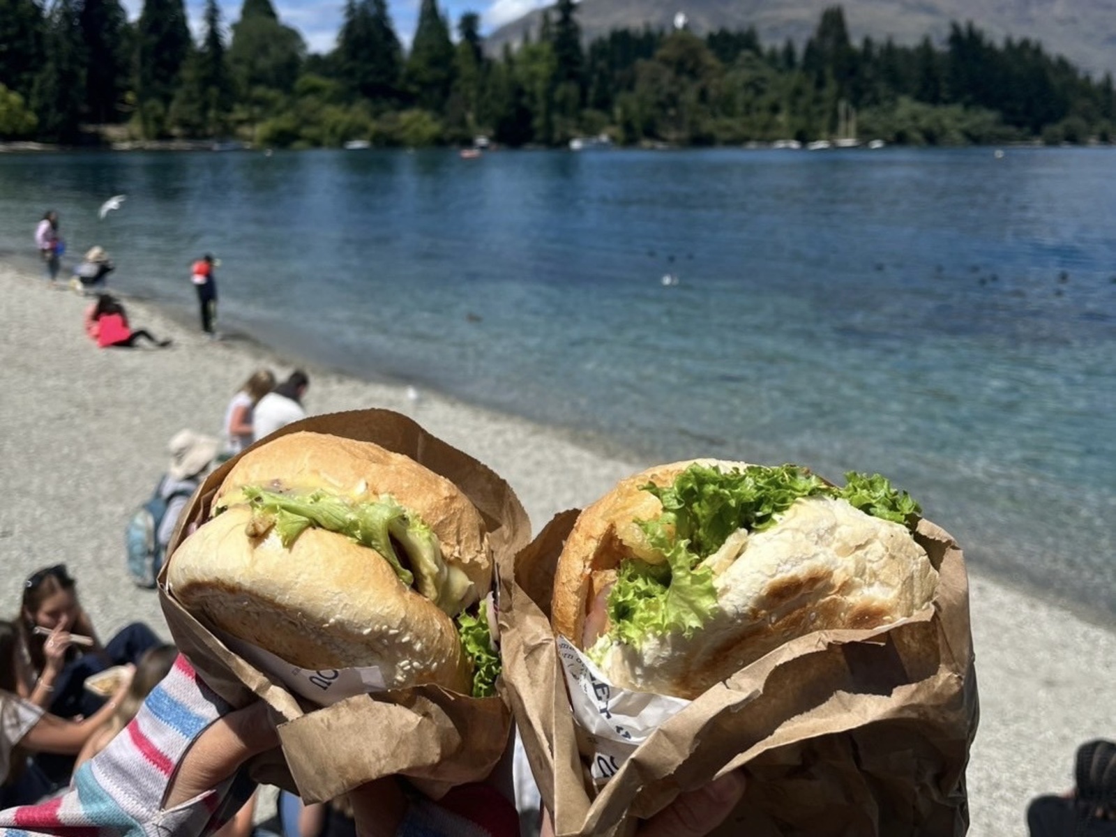 湖畔のバーガー