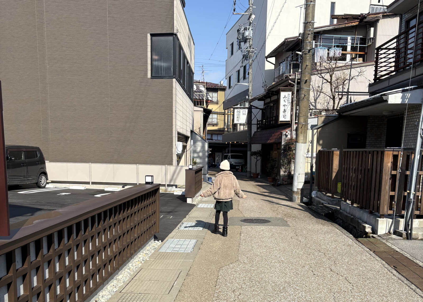 娘の後ろ姿