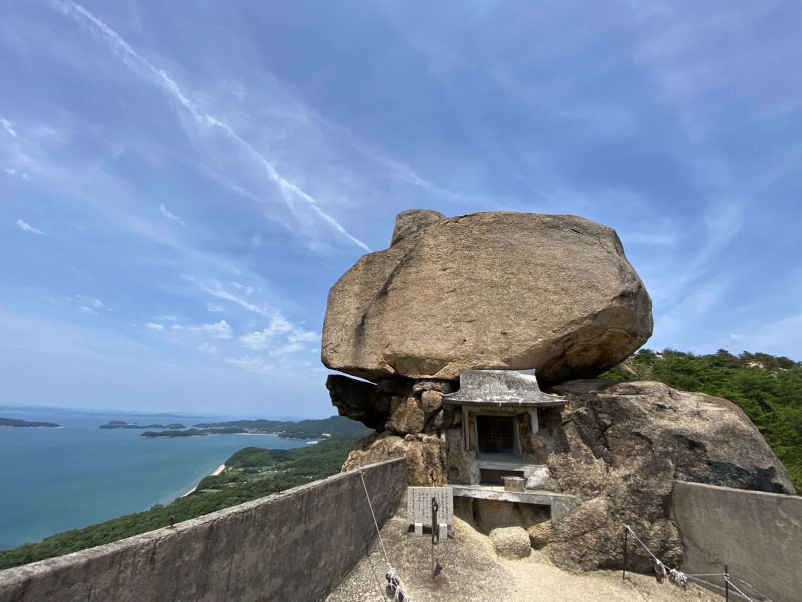 重ね岩