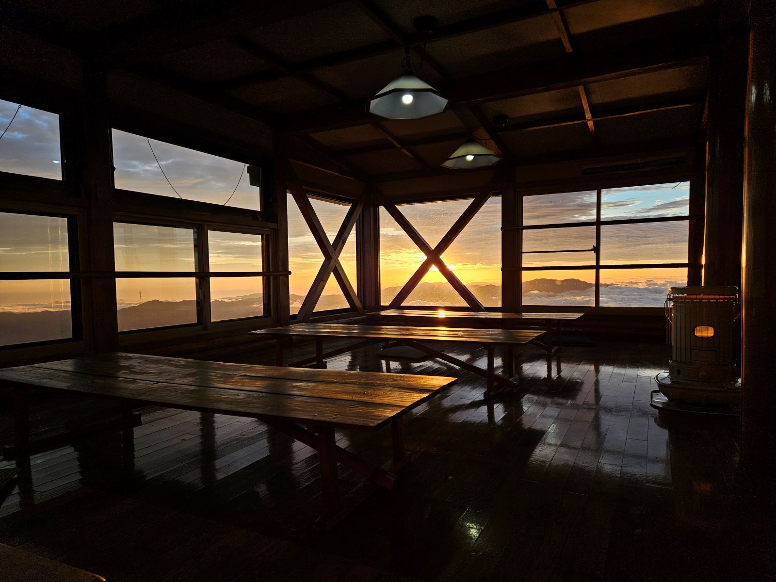 赤岳頂上山荘　食堂　ストーブ
