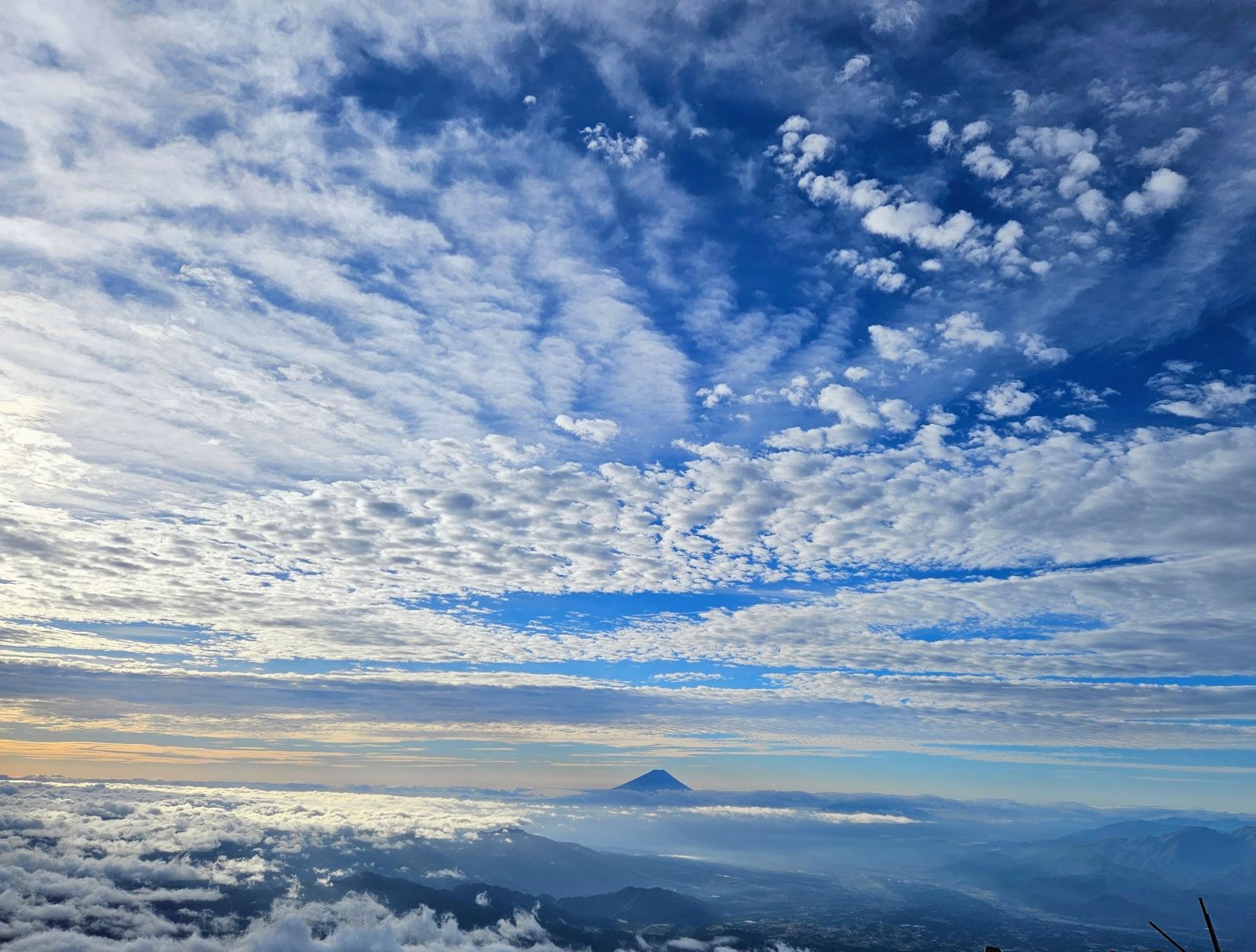 朝　富士山　ウロコ雲　八ヶ岳