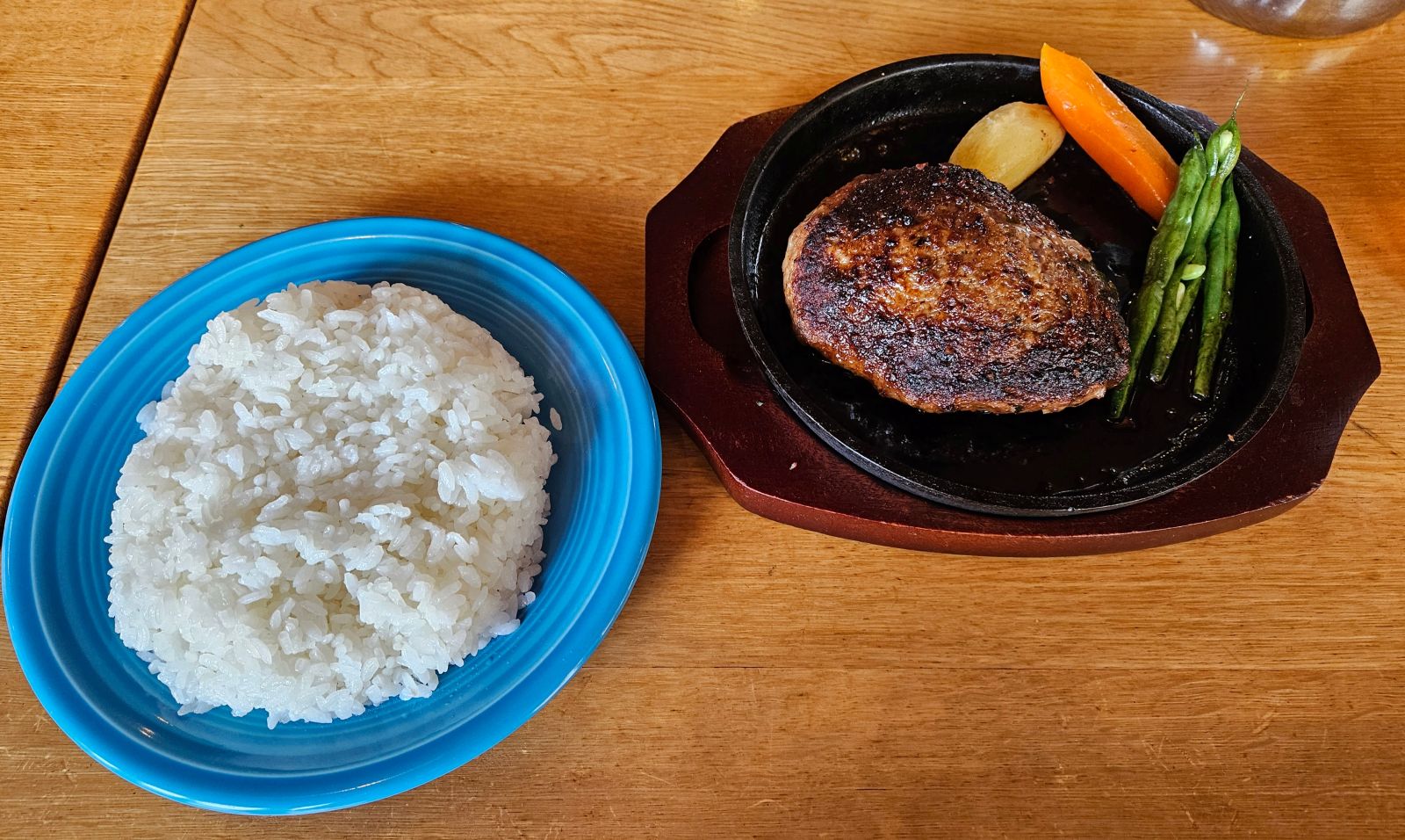 八ヶ岳　ハンバーグ　yatsugatake J＆N