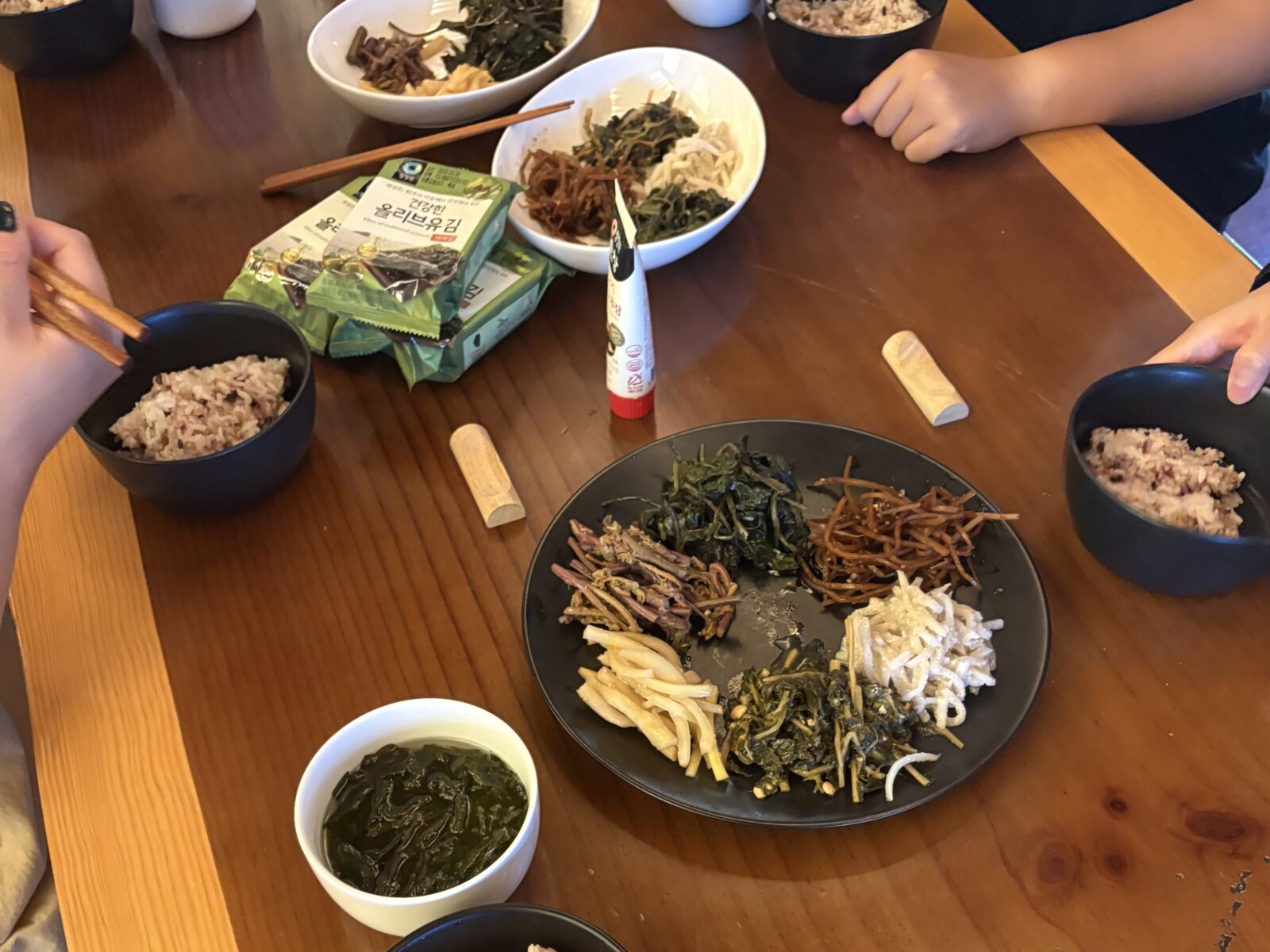 麦ご飯とナムル、即席スープで始まる朝