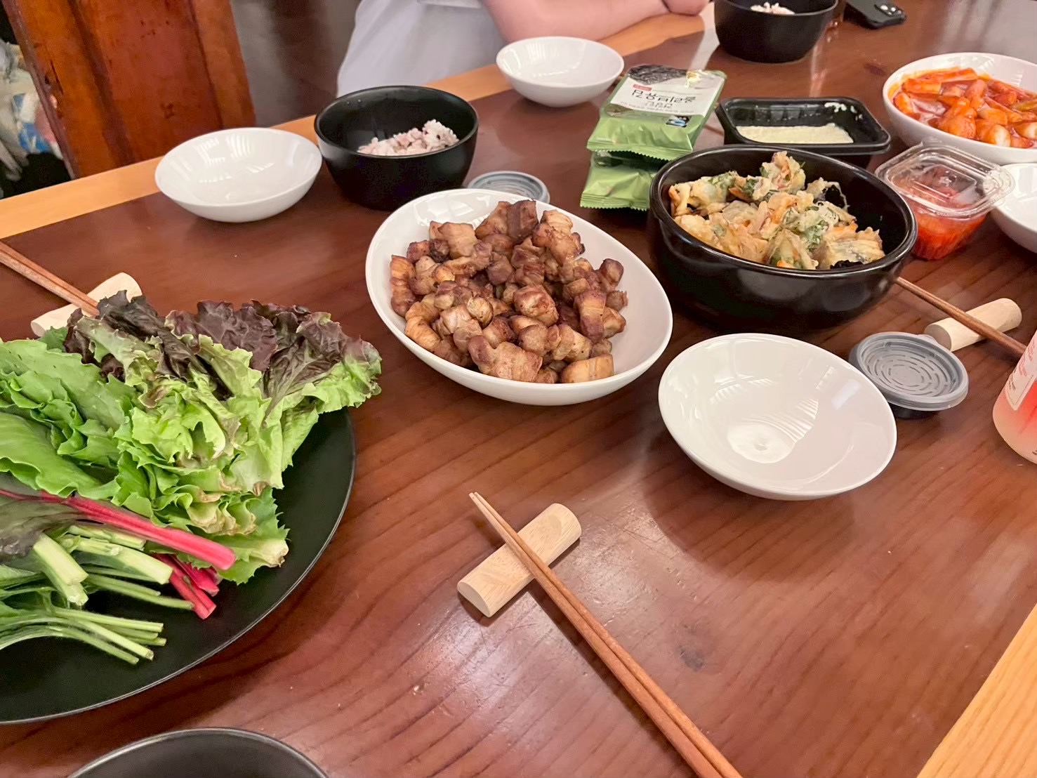 夜はペダル（宅配）でサムギョプサルを気楽に宿で楽しむ