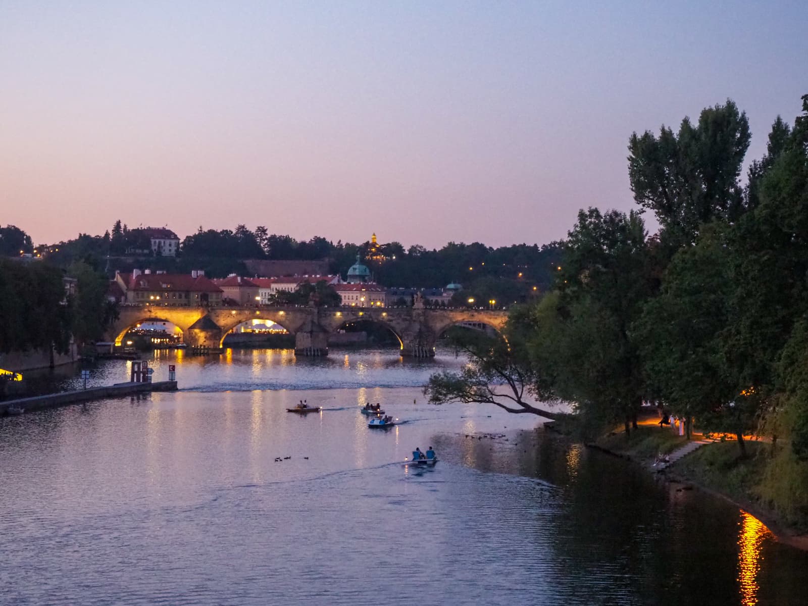 夕暮れ時のプラハ