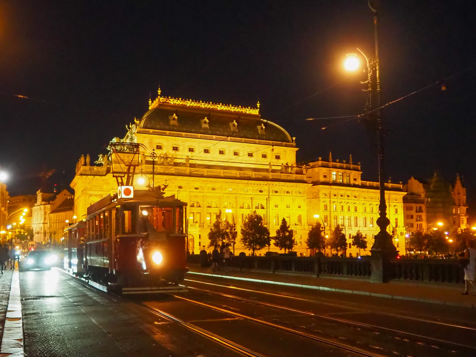 プラハの夜を駆け抜ける路面電車