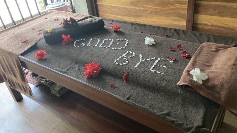 Ayurveda massage bed