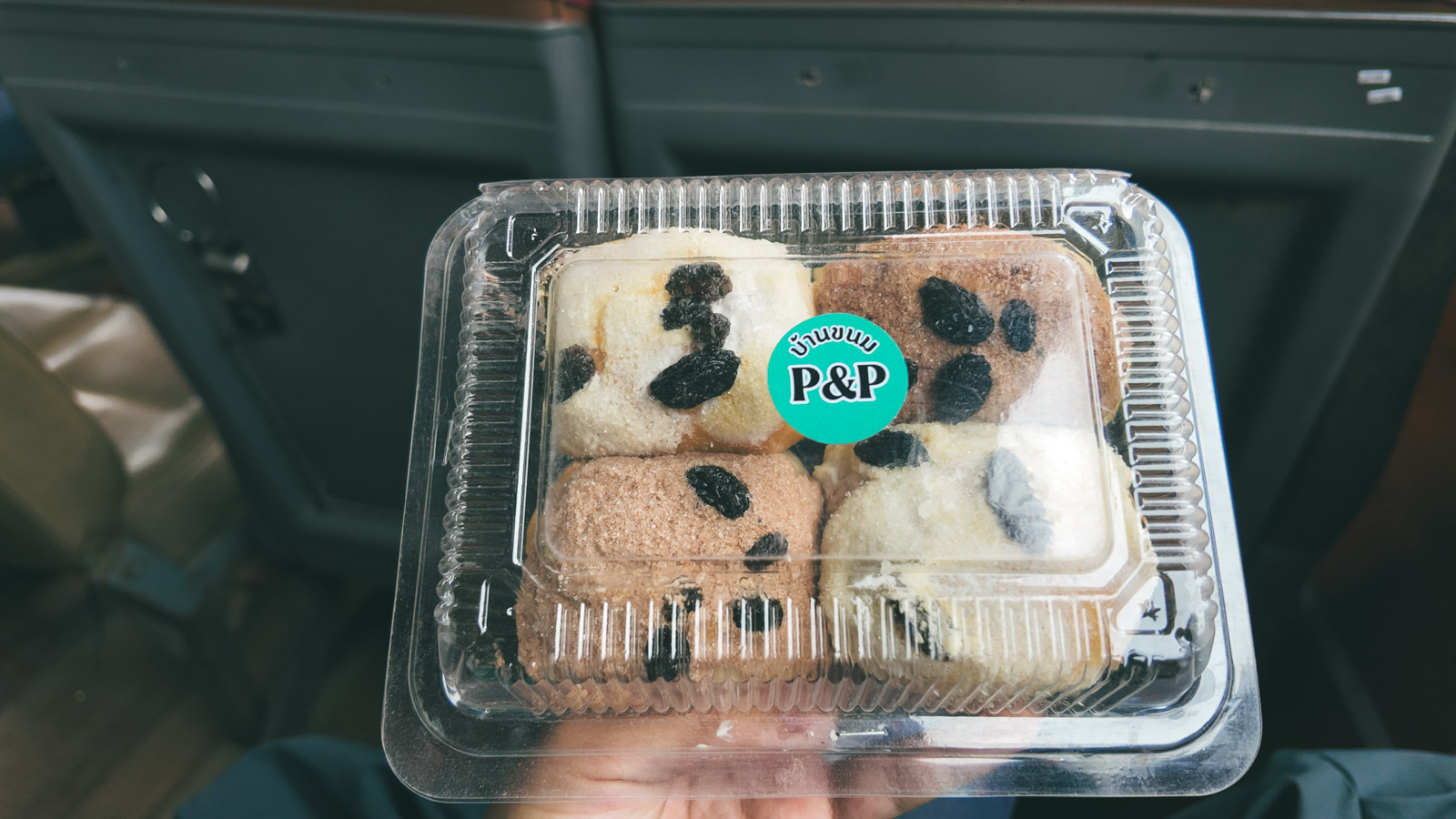 パークベンで買ったパン