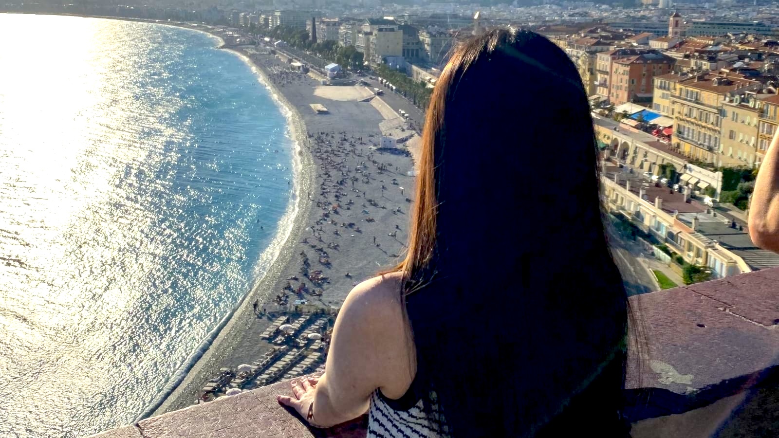 海辺を眺める女性