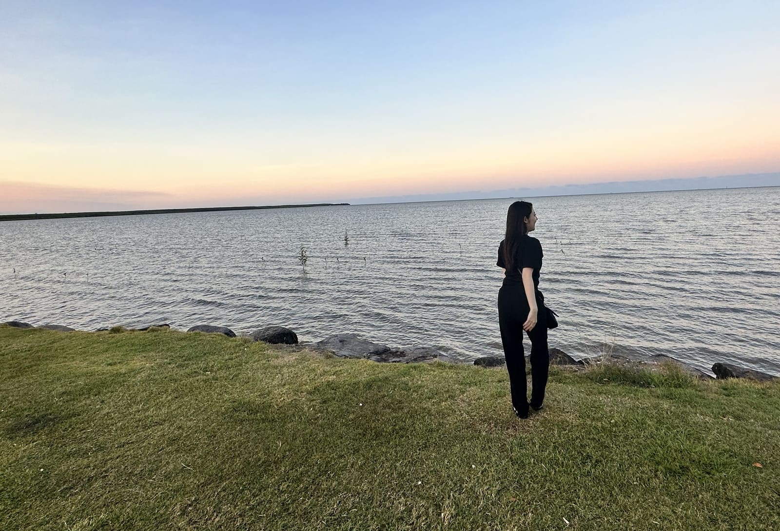 海辺に佇む女性