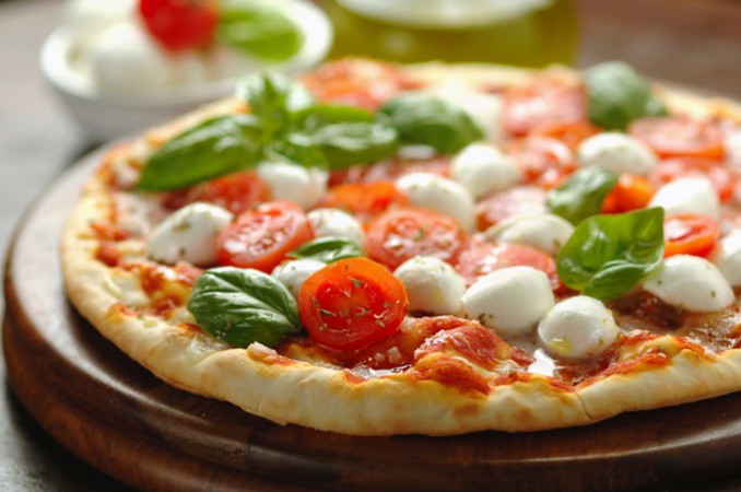 美食の街ナポリでピザに舌鼓を打つ