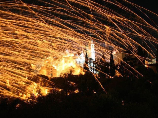 ギリシャ旅行をするなら 必見のロケット花火祭り Tabippo Net