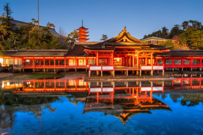 海に浮かぶ赤い鳥居が美しい厳島神社の魅力 | TABIPPO.NET